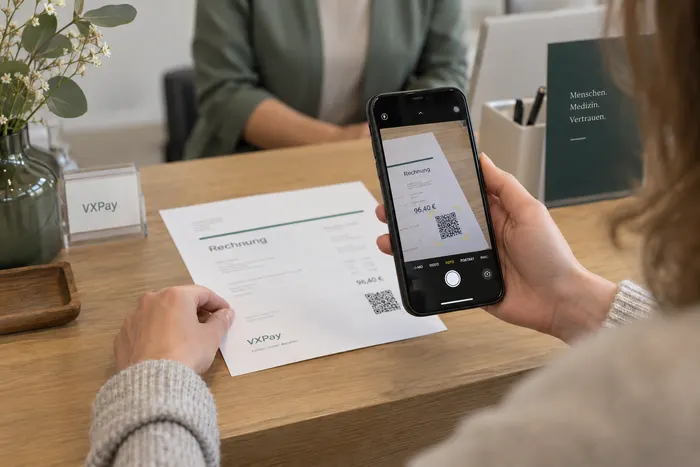 Eine Person scannt mit ihrem Smartphone den QR-Code auf einer Praxisrechnung